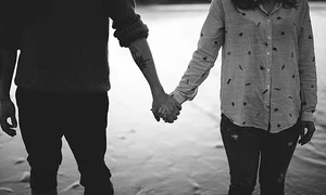 Lovers hands (Unsplash) jpg