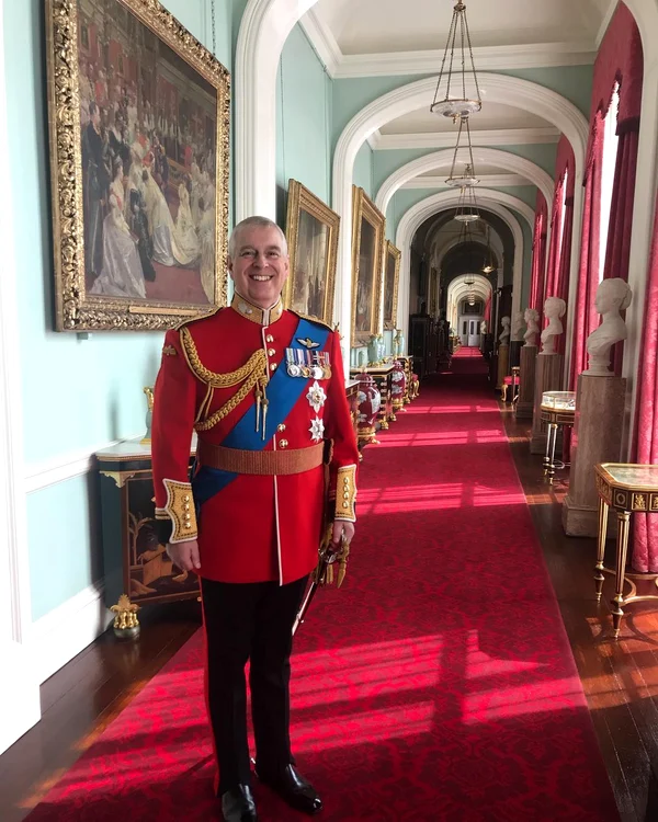 Prințul Andrew aka Andrew Mountbatten Windsor fotografiat de Prințesa Eugenie pe un hol al palatului Buckingham nedeschis publicului   Instagram jpg