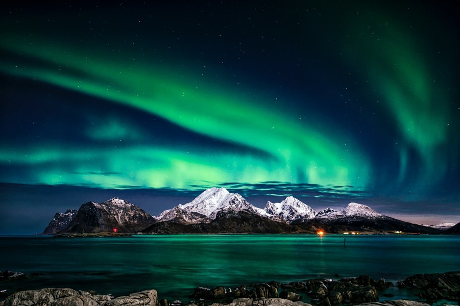 O erupție solară de amploare ar putea oferi un spectacol de aurore boreale în Europa. Când va putea fi vizibil fenomenul