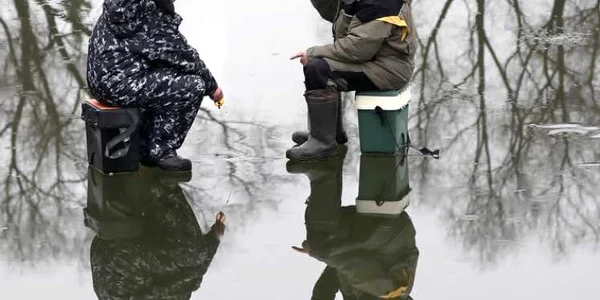 Ruşi pescuiesc pe un iaz acoperit cu gheaţă subţire deoarece temperatura a crescut până la 2 grade Celsius la Moscova Rusia FOTO EPA-EFE / Maxim Shipenkov