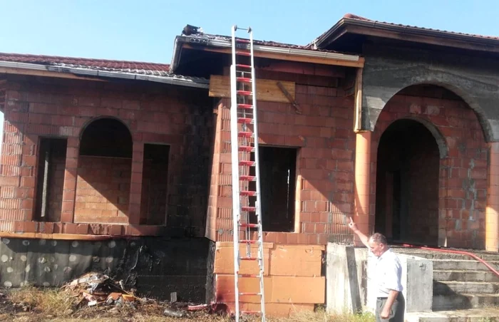 Casa a luat foc din cauza unui incendiu de vegetaţie uscată nesupravegheat