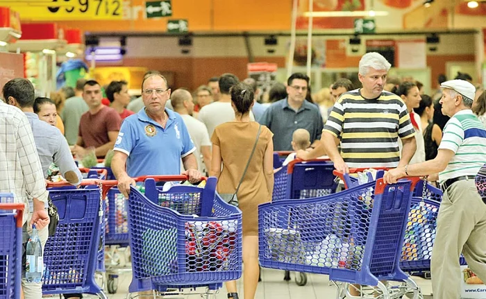 Părinții și copiii sunt pe ultima sută de metri cu pregătirile pentru noul an școlar şi au luat cu asalt supermarketurile