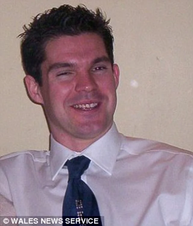 Profesorul Lee Lewis (33 de ani)