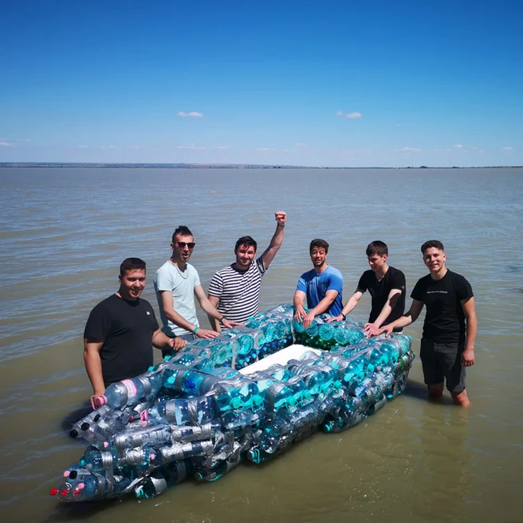 Ambarcaţiunea concepută şi realizată de studenţii gălăţeni FOTO UGAL