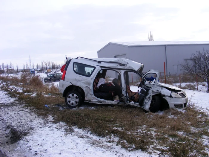 Dacia a fost grav avariată în urma impactului cu TIR-ul FOTO: Iulian Bunilă