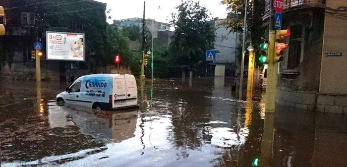 Intersecţia de la Fantasio, inundată Sursa foto ISU