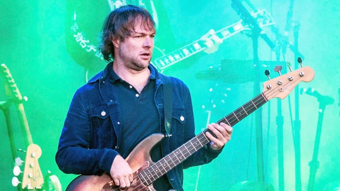 Mickey Madden, basist şi cofondator al trupei Maroon 5, a anunţat că părăseşte temporar grupul după ce a fost arestat pentru violenţă domesticăFoto twitter