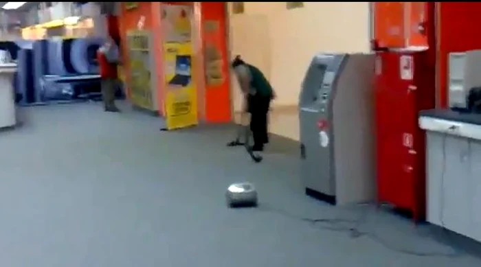 Femeia dă cu aspiratorul