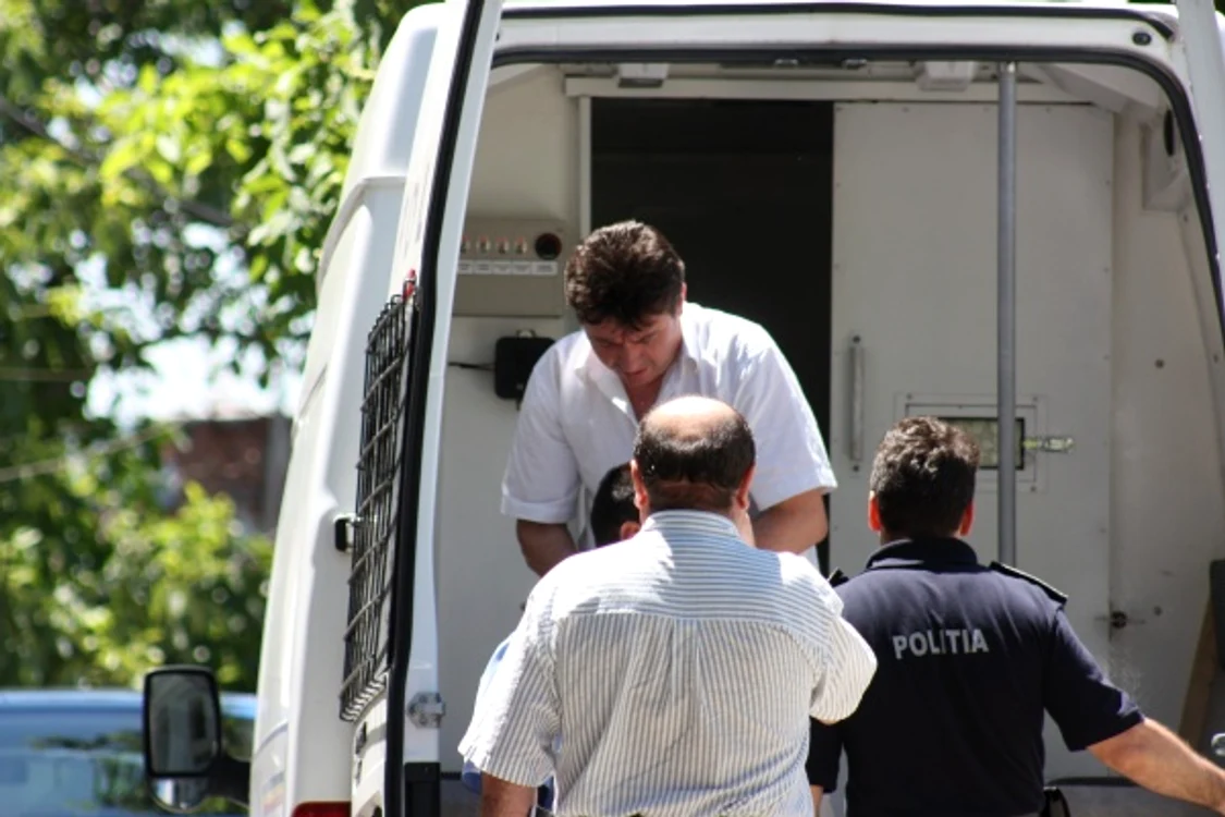 Profesorul a fost prins în flagrant în timp ce primea mită de la o elevă de clasa a-X-a