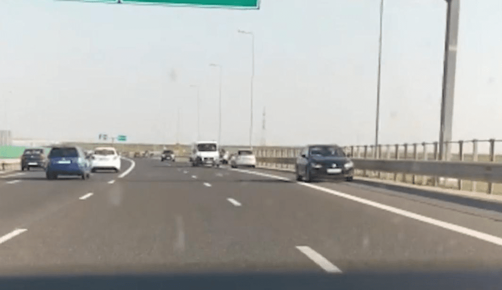 VIDEO Șofer prins pe contrasens, pe A2. Poliția i-a suspendat permisul pentru 150 de zile 