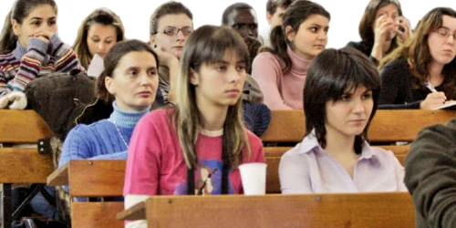 O treime dintre studenţi consideră că a copia la examen sau la licenţă nu este ilegal  