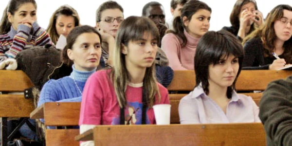 O treime dintre studenţi consideră că a copia la examen sau la licenţă nu este ilegal  