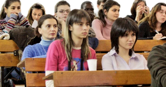 O treime dintre studenţi consideră că a copia la examen sau la licenţă nu este ilegal