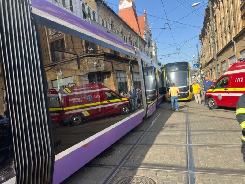Accident între două tramvaie în Timișoara: trei persoane rănite, traficul blocat