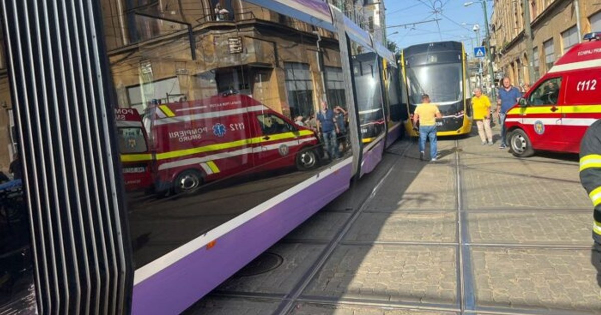 Accident între tramvaie în Timișoara: trei răniți și trafic paralizat.