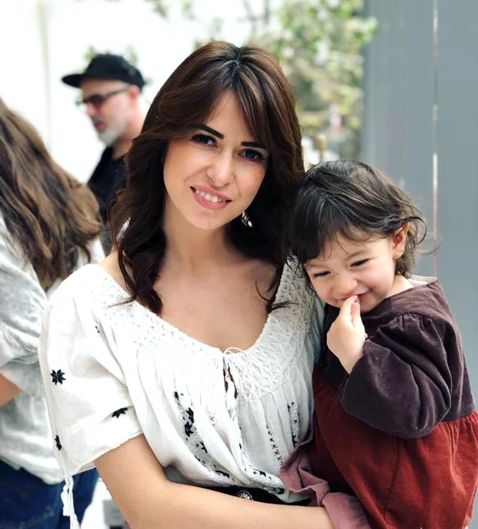 Diana Bart este însărcinată în șapte luni și jumătate și va naște tot o fetiță. Fiica cea mare, Maira, a împlinit la 20 mai 3 anișorifoto: OK! Magazine