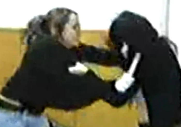 Două eleve de 13 ani sunt extrem de agresive cu colegele mai mici. Foto arhivă