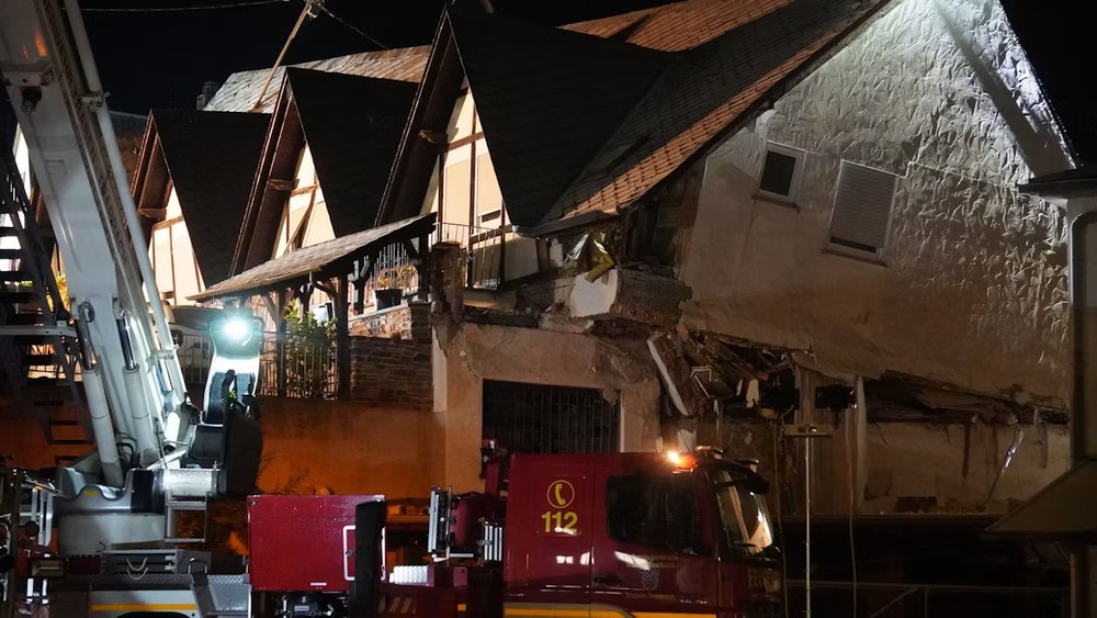 Un hotel s-a prăbușit în Germania. Un om a murit, iar opt sunt prinși sub dărâmături