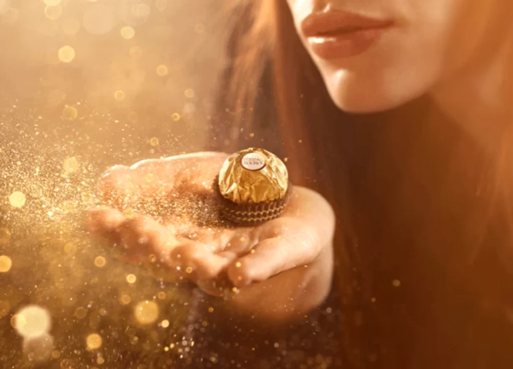 Cu toții deschidem ambalajul greșit / foto: ferrerorocher.com