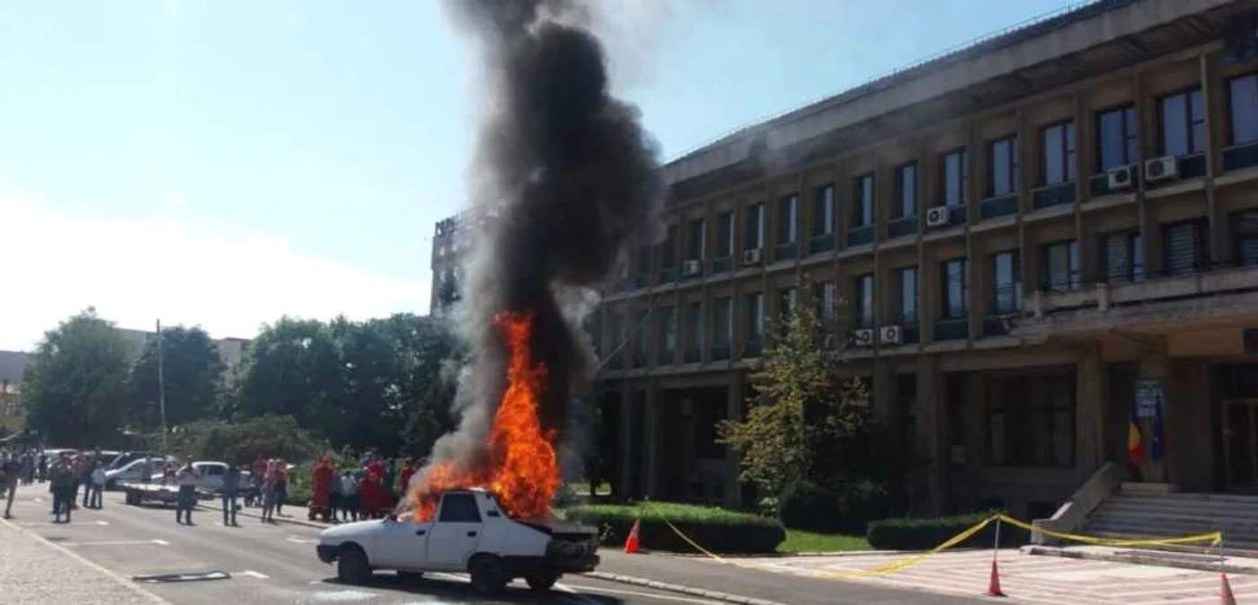 Pompierii au stins flăcările ce au cuprins un autoturism FOTO Andreea Vilcovschi