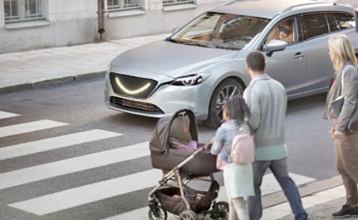 
    Maşina zâmbeşte pietonilor dacă traversează corect  