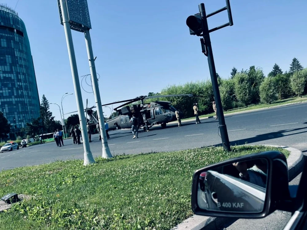 
    Mai mulţi stâlpi au fost avariaţi în urma incidentuluifoto: BLITZ / CLICK!  
