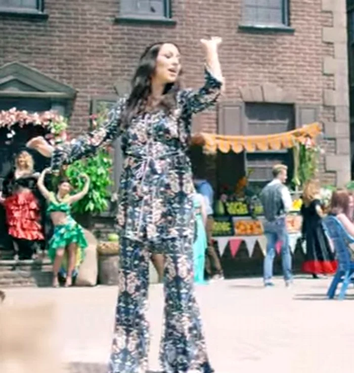 Andra a purtat mai multe ţinute în videoclip, dar acest compleu i-a făcut pe răutăcioşi să creadă că nu i se potriveşte