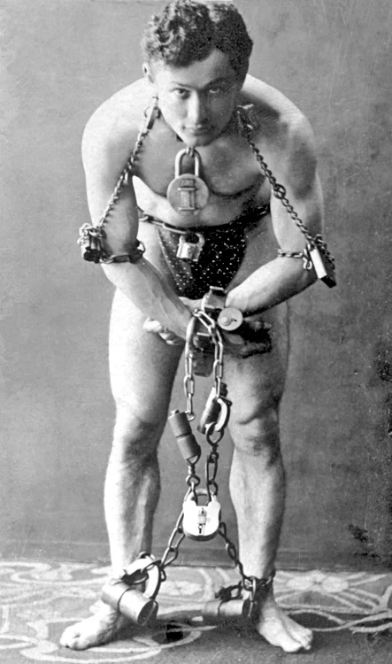 Houdini. FOTO McManus-Young Collection - Library of Congress. Sursă Wikipedia