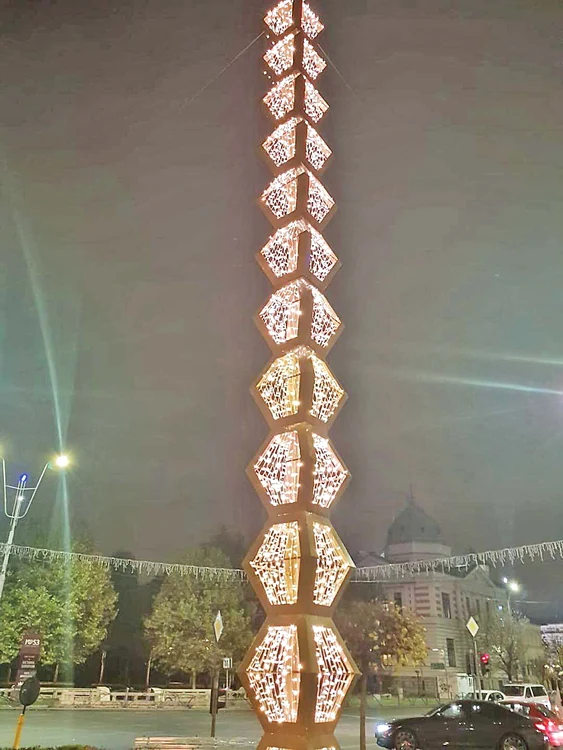 La Piaţa Universităţii a fost montată Coloana Infinitului, din leduri