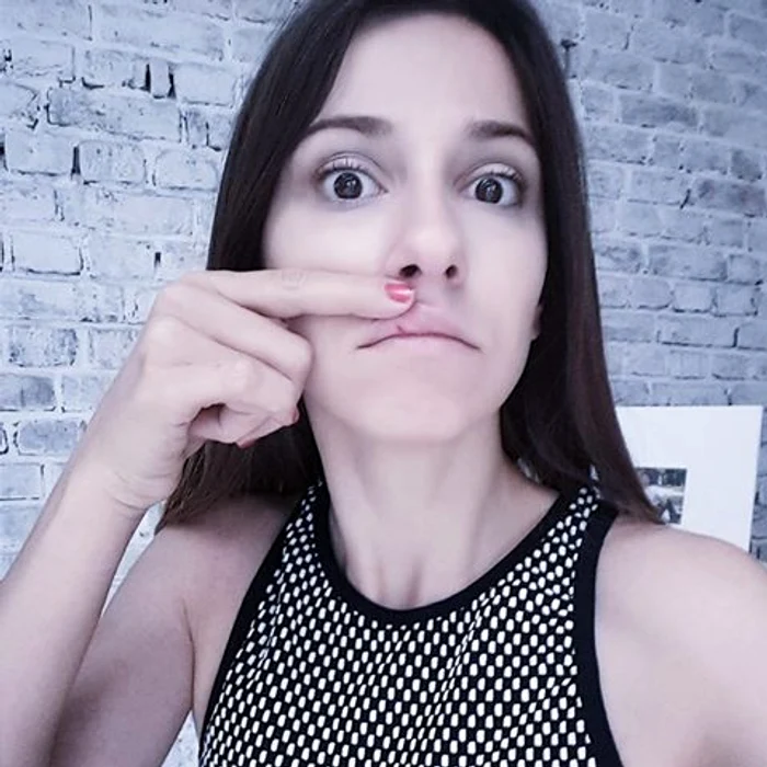 Dana Rogoz s-a ales cu buza spartă după ce fiul ei, Vlad, a aruncat cu o jucărie în ea