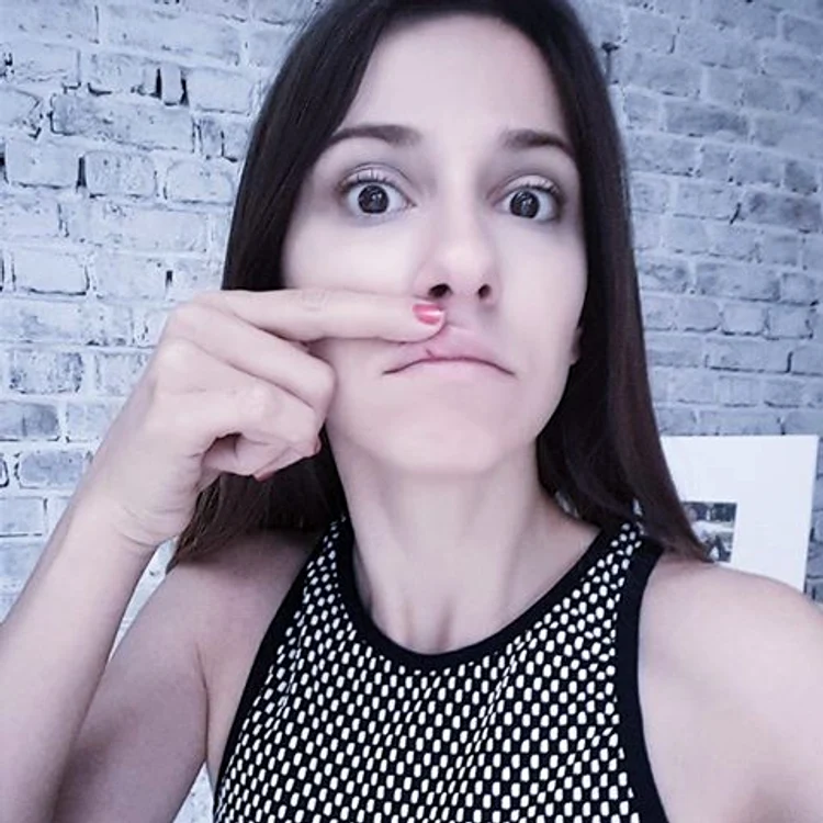 Dana Rogoz s-a ales cu buza spartă după ce fiul ei, Vlad, a aruncat cu o jucărie în ea