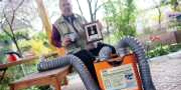 Instalatorul Temi Rădulescu vrea să-şi breveteze creaţia premiată. Foto: Sebastian Tătaru