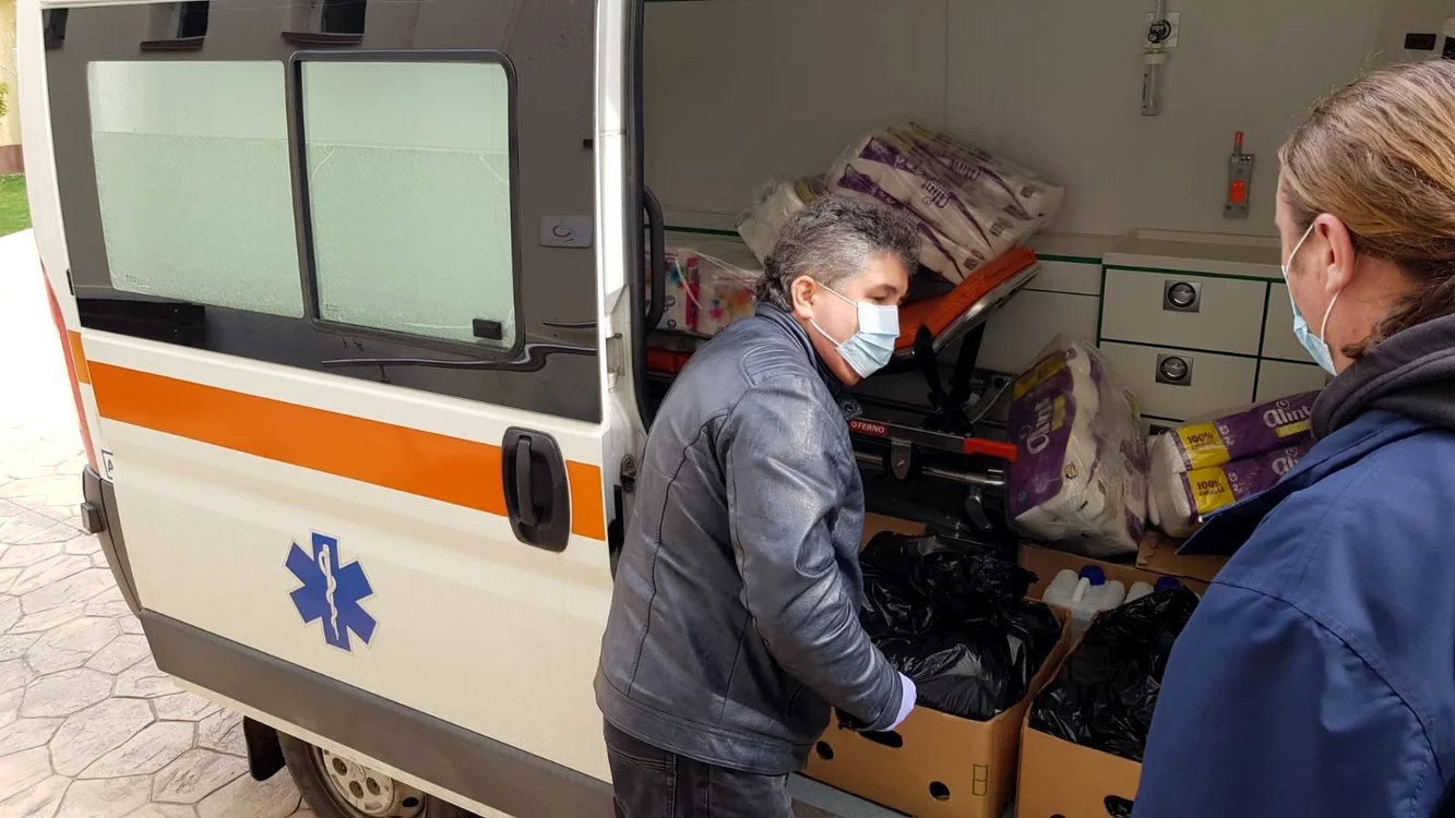 
    Produsele sunt duse la persoanele izolate la domiciliu cu ambulanțaFotografii: Primăria Sectorului 6  