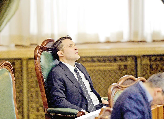 
    Dan Şova a fost uns cu ulei sfinţit de colega sa, senatoarea Ruxandra Jipa  