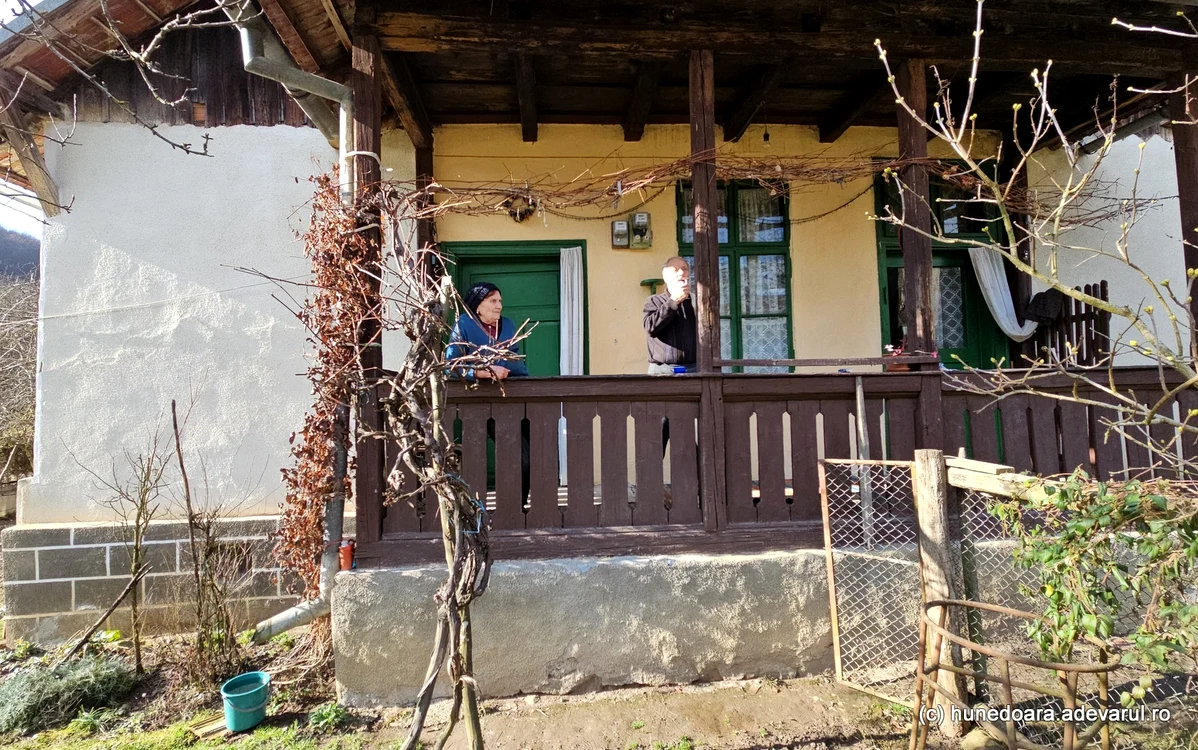 Localnici din satul Ruda Brad. Foto: Daniel Guță. ADEVĂRUL