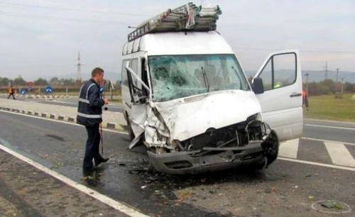 În microbuz se aflau 14 pasageri (Foto: Adevărul)