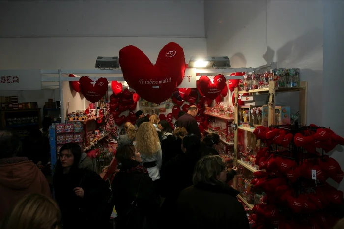 În fiecare an, de Ziua Îndrăgostiţilor, Sala Dalles găzduieşte un târg de cadouri. FOTO Adevărul