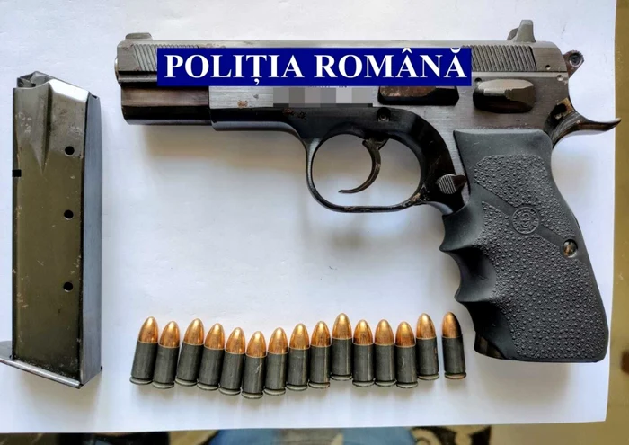 Arme şi cartuşe ilegal, deţinute ilegal, confiscate de poliţişti FOTO IPJ Ialomiţa