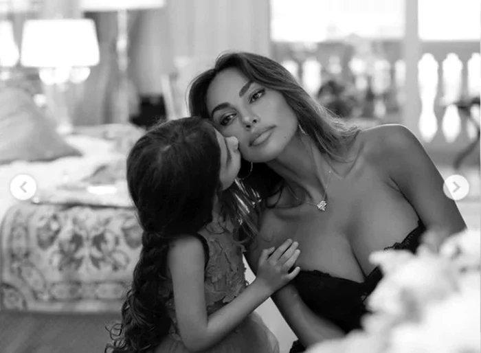 Mădălina Ghenea şi fiica sa. Foto arhivă