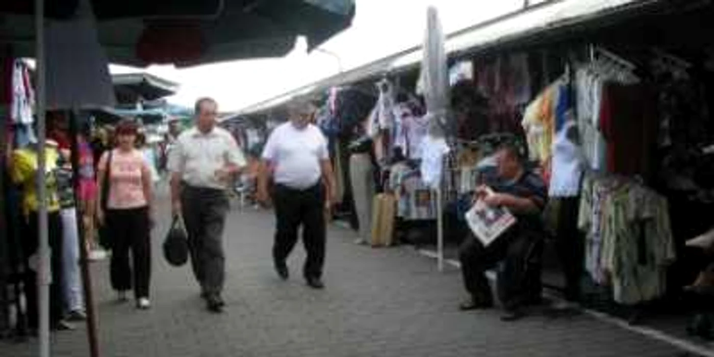 Târgu-Mureş: Piaţa de Ruşi, afectată de criză. Dispar comercianţii?