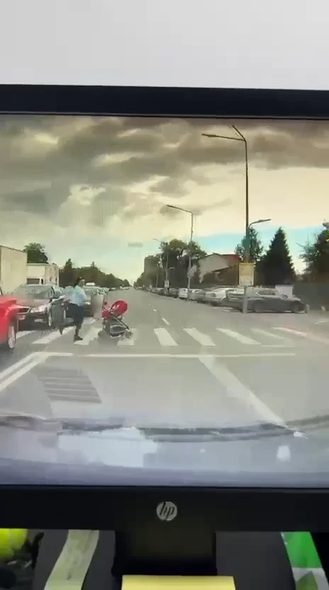 O cameră din mașina șoferului vitezoman a surprins tragedia de pe Șoseaua Berceni. Momentul în care femeia și fiica ei au fost spulberate pe trecerea de pietoni