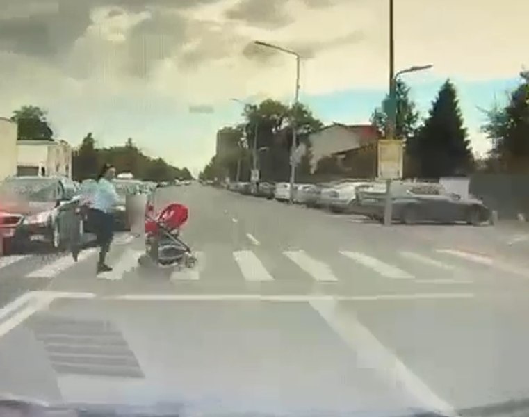 O cameră din mașina șoferului vitezoman a surprins tragedia de pe Șoseaua Berceni. Momentul în care femeia și fiica ei au fost spulberate pe trecerea de pietoni 