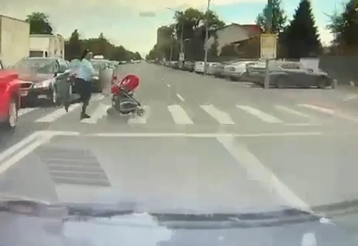 Momentul în care femeia este lovită FOTO: Captură video Hotnews