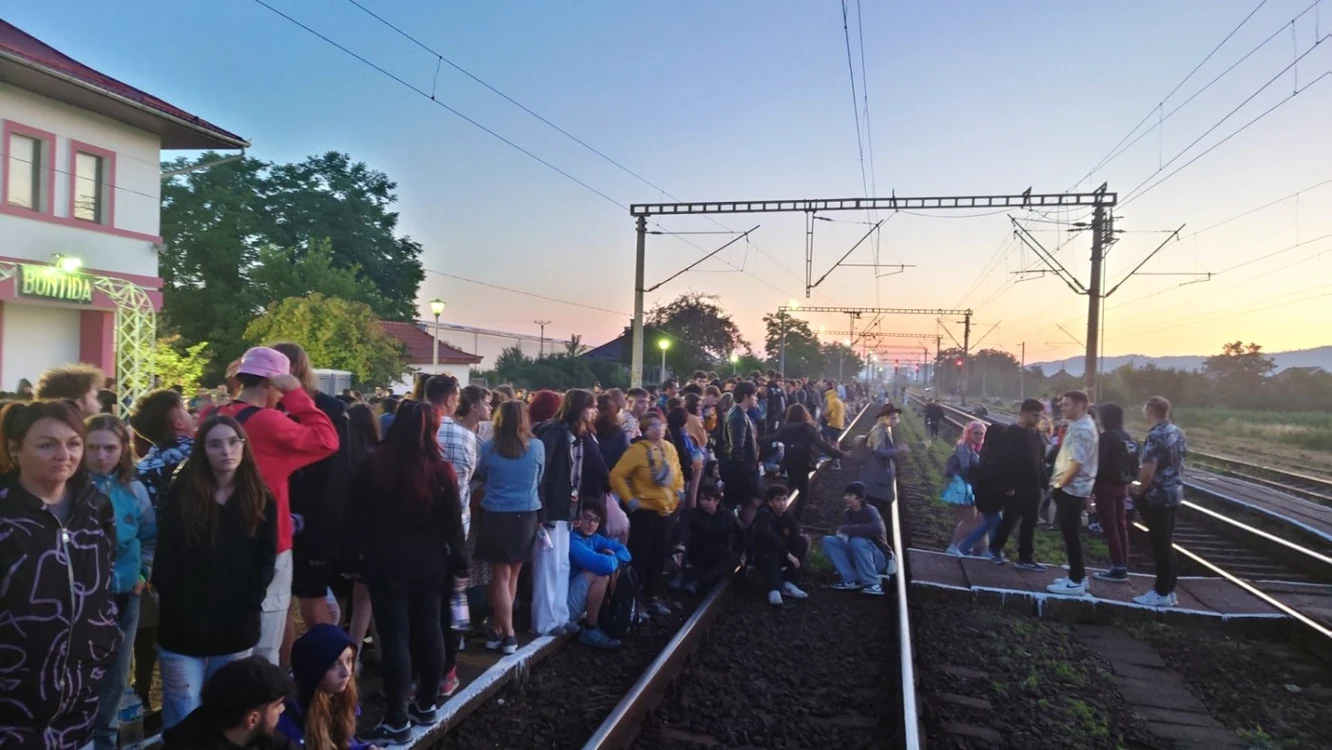 Imagine de sâmbătă dimineaţa, în gara Bonţida, în aşteptarea trenului care urma să-i ducă pe participanţi înapoi la Cluj-Napoca. FOTO: Liviu Bercea
