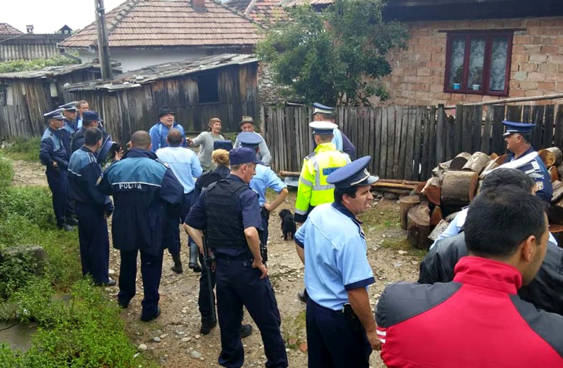 Poliţiştii, pompierii şi jandarmii au evacuat 70 de gospodării şi au ridicat diguri din saci cu nisip