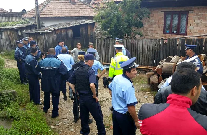 Poliţiştii, pompierii şi jandarmii au evacuat 70 de gospodării şi au ridicat diguri din saci cu nisip