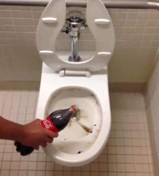 
    A turnat Coca-Cola în toaleta murdarăFoto: Captură Youtube  