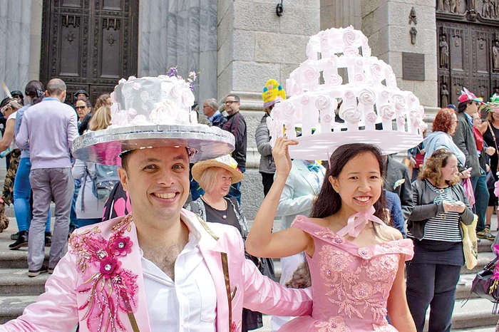 A venit tortul miresei!  Atenţie să nu-l faceţi bucăţi!