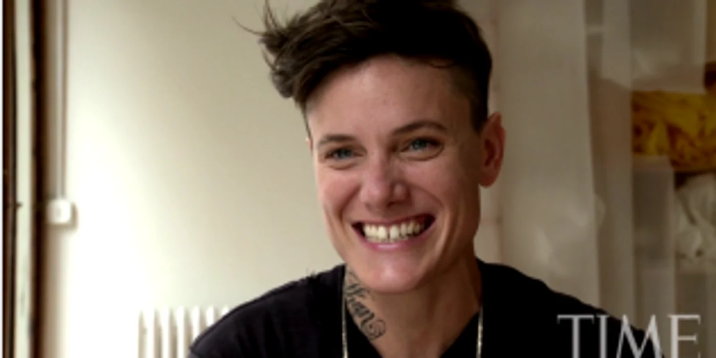 Casey Legler susţine că este prima femeie care lucrează ca fotomodel bărbat. FOTO YouTube