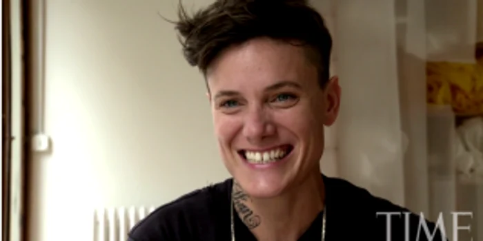 Casey Legler susţine că este prima femeie care lucrează ca fotomodel bărbat. FOTO YouTube